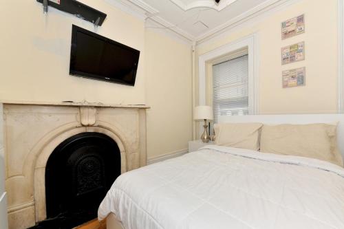 Comfy 3 Bedroom 1 Bath Apartment in NYC - image 5
