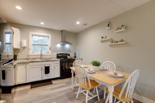 Kitty Hawk Apartment w/ Hot Tub - 1 Mi to Beach! in Kitty Hawk (NC)