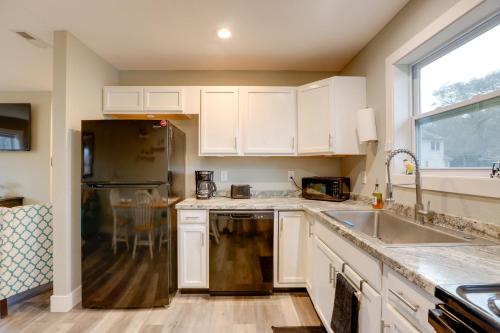 Kitty Hawk Apartment w/ Hot Tub - 1 Mi to Beach! in Kitty Hawk (NC)