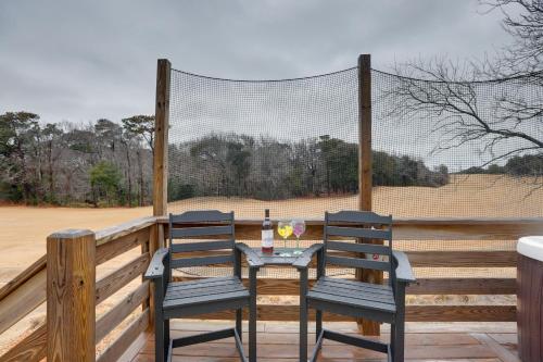 Kitty Hawk Apartment w/ Hot Tub - 1 Mi to Beach! in Kitty Hawk (NC)