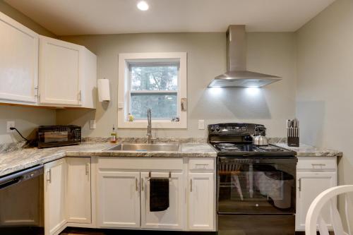 Kitty Hawk Apartment w/ Hot Tub - 1 Mi to Beach! in Kitty Hawk (NC)