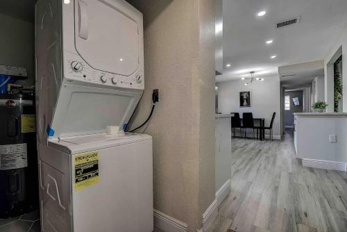 Family Friendly 5BR Tampa Home 10Min To Downtown - image 4