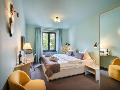 room detail thumbnail 1