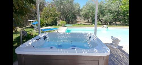 Villa Luisa villa con piscina e Vasca Idromassaggio vicino Otranto in Karpidžnano Salentino
