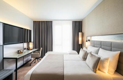 1 queen bed, 1 sofa bed