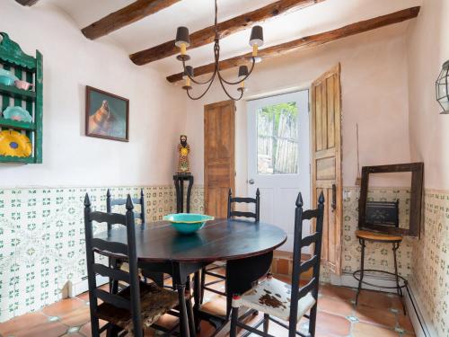 El Nido Lane Tesuque, 1 Bedroom, Sleeps 2, Private Yard, WiFi, Washer/Dryer in Santa Fe, USA