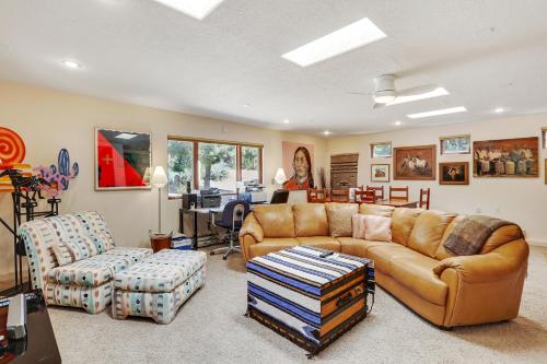 Sunlit Hills Art and Views, 3 Bedrooms, Sleeps 6, Hot Tub, Volleyball, WiFi in Santa Fe, USA