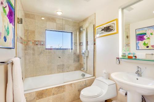 Sunlit Hills Art and Views, 3 Bedrooms, Sleeps 6, Hot Tub, Volleyball, WiFi in Santa Fe, USA