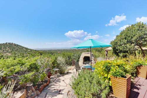Sunlit Hills Art and Views, 3 Bedrooms, Sleeps 6, Hot Tub, Volleyball, WiFi in Santa Fe, USA