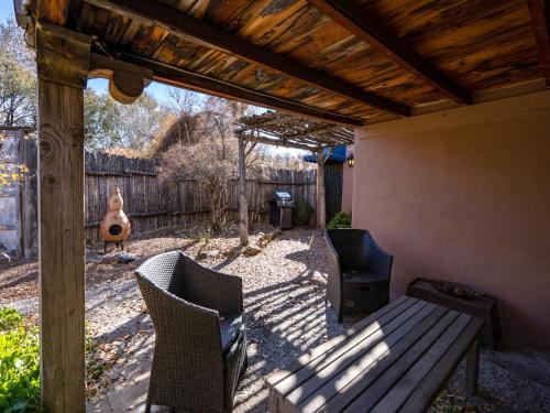 La Vida Buena, 2 Bedrooms, Sleeps 4, Fireplace, Patio, Yard, Grill in Santa Fe, USA