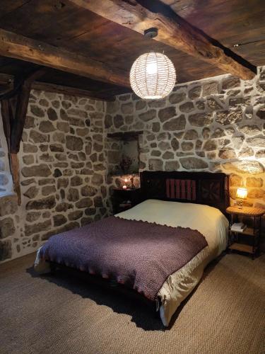 Belle et fraîche maison en pierres (Belle et fraiche maison en pierres) in Burzet