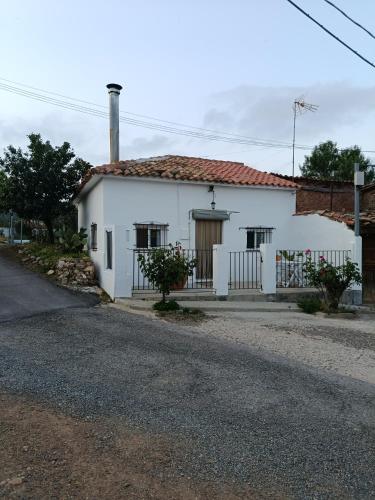 Casa El Cerrito, con fantástico patio con barbacoa y vistas a la montaña (Casa El Cerrito, con fantastico patio con barbacoa y vistas a la montana) in Los Cerezos