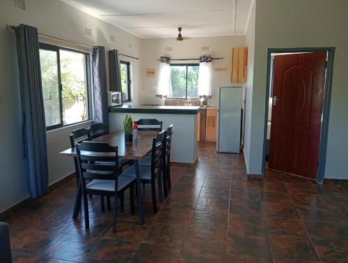 2 bedroom serviced accommodation along Zambezi River - Enjoy Game & Canoeing Safaris - Boat Cruises  in Mafuta
