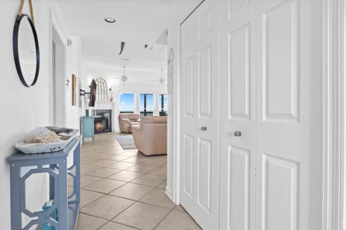 Family Waterfront Island Home Dock Hot Tub - image 4