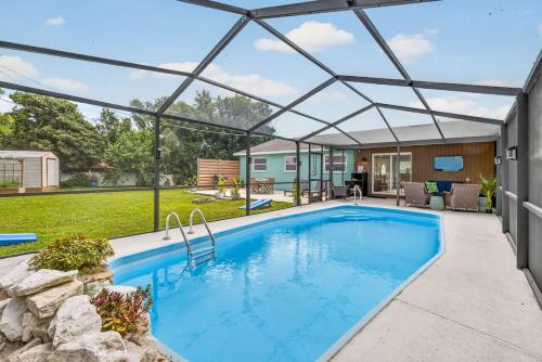 Family 3BR Apollo Beach Oasis Heated Pool BBQ CornHole in Apollo Beach