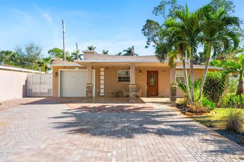 Family Tropical 4BR Oasis Pool Near Naples Beach in East Naples