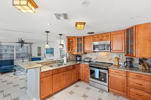 Family Tropical 4BR Oasis Pool Near Naples Beach in East Naples