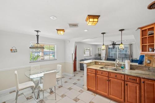 Family Tropical 4BR Oasis Pool Near Naples Beach in East Naples