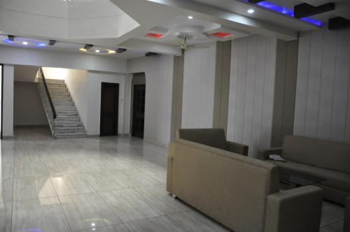 Hotel Pratiksha in พุธบาซาร์