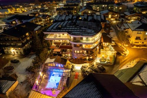 Alpine Hideaway ZILLERTALERHOF - 4 Sterne Superior - Hotel - Mayrhofen