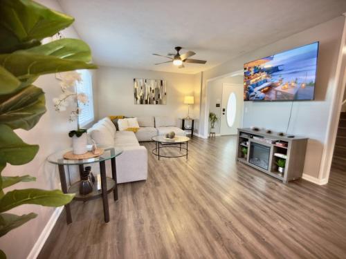 Luxury 4BR Getaway with Heated Pool & Cozy Vibes! in River Hills Masters (FL)