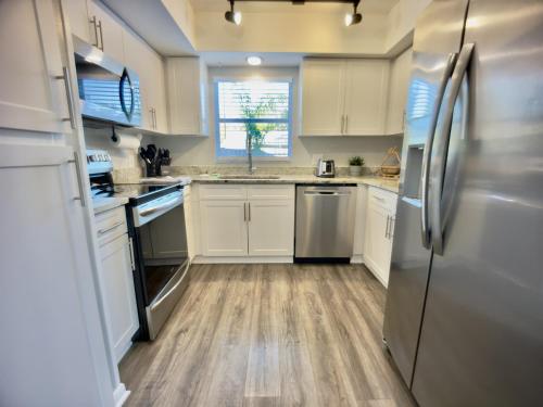 Luxury 4BR Getaway with Heated Pool & Cozy Vibes! in River Hills Masters (FL)