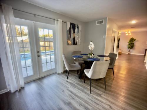 Luxury 4BR Getaway with Heated Pool & Cozy Vibes! in River Hills Masters (FL)