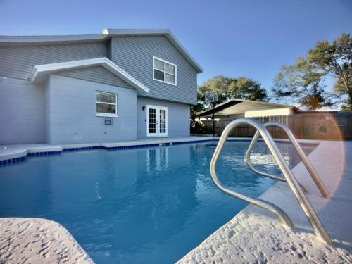 Luxury 4BR Getaway with Heated Pool & Cozy Vibes! in River Hills Masters (FL)