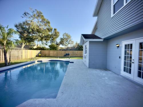Luxury 4BR Getaway with Heated Pool & Cozy Vibes! in River Hills Masters (FL)
