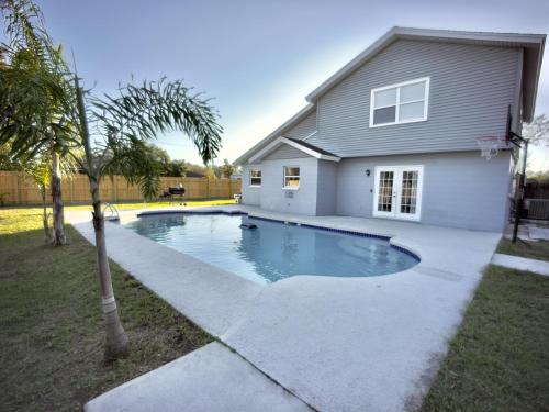 Luxury 4BR Getaway with Heated Pool & Cozy Vibes! in River Hills Masters (FL)