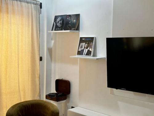 Vinyl Lounge - 5 min to Beach - Parking-Elevator in Fiyegnon