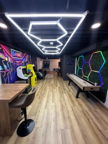 Arcade Game Room! Luxury New 3BR CLE Clinic UnivCircle Little Italy, Cleveland