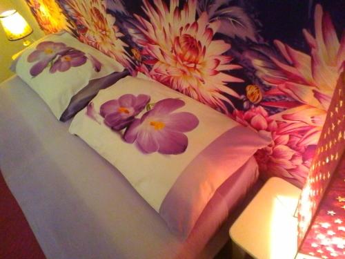  Small Double Room with Shared Bathroom image 5