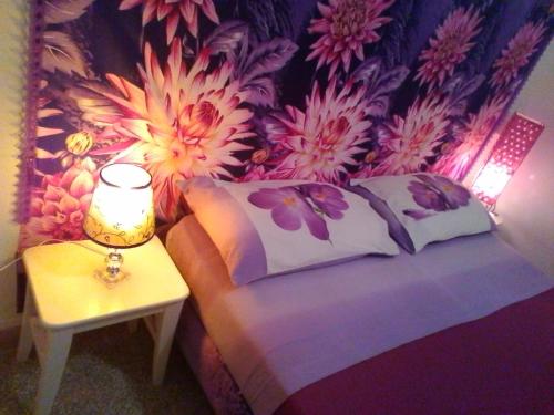  Small Double Room with Shared Bathroom image 1