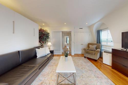 Brookline Village Townhouse by STARS of Boston - image 20
