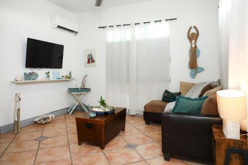 Beachside One bedroom Apt steps from prime beach generator parking included - image 8