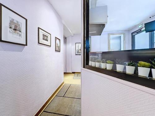 Лоби, Au Fleuri hotel in 20th - Menilmontant