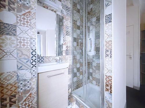 Au Fleuri hotel in 20th - Menilmontant