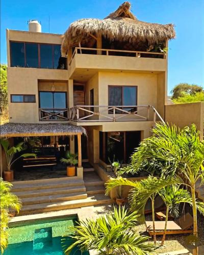 Casa Maloya alberca y vista al mar