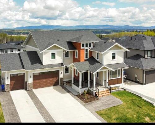 Exterior view, Stylish Open Cozy & Contemporary Living Space in Prince George (BC)