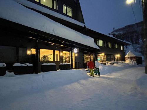 Ski-in, Ski-out Iwatake Apartments - Hakuba