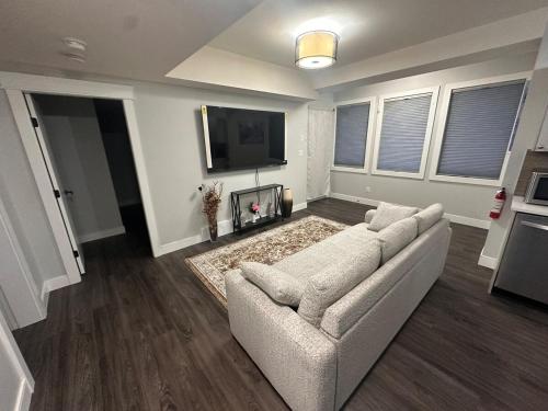 Guestroom, Stylish Open Cozy & Contemporary Living Space in Prince George (BC)