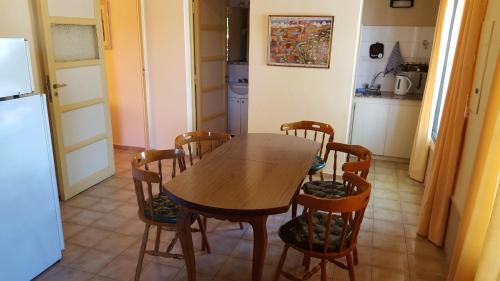 Kitchen, Virginia Departamentos in San Rafael