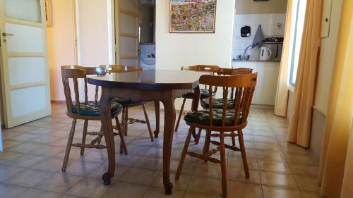 Kitchen, Virginia Departamentos in San Rafael