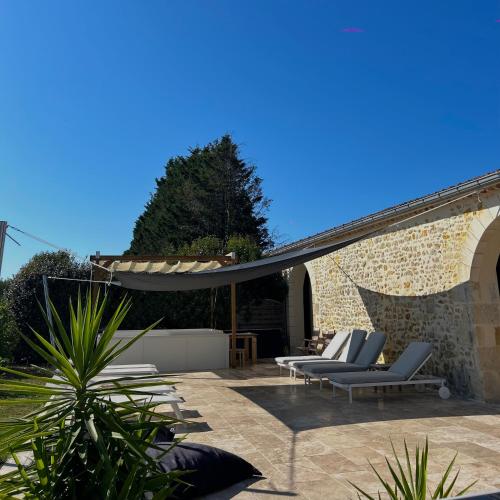 Balcony/terrace, Chateau Bernon Gite 15 Personnes - piscine et SPA in Queyrac