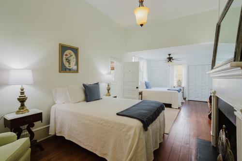 Historic Farmhouse with Porch 85Acre Trails - image 9