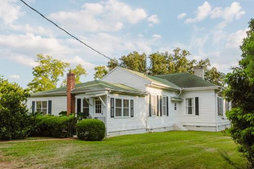 Historic Farmhouse with Porch 85Acre Trails - main image
