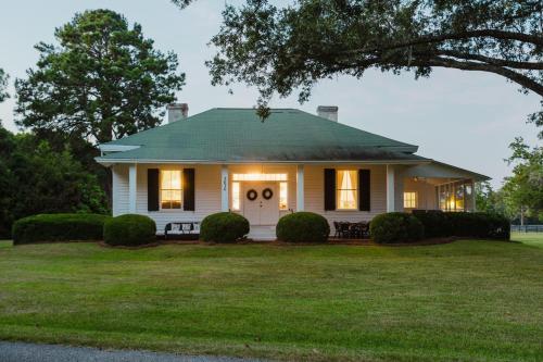 Historic Farmhouse with Porch 85Acre Trails - image 10
