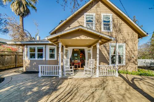 Walk to Boat Launch! 'Heritage House of Lakeport' in 拉克波特