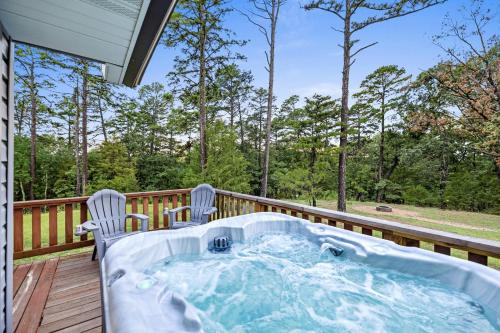 Lake Retreat Hot Tub Game Room Grill in Prairie Creek (AR)